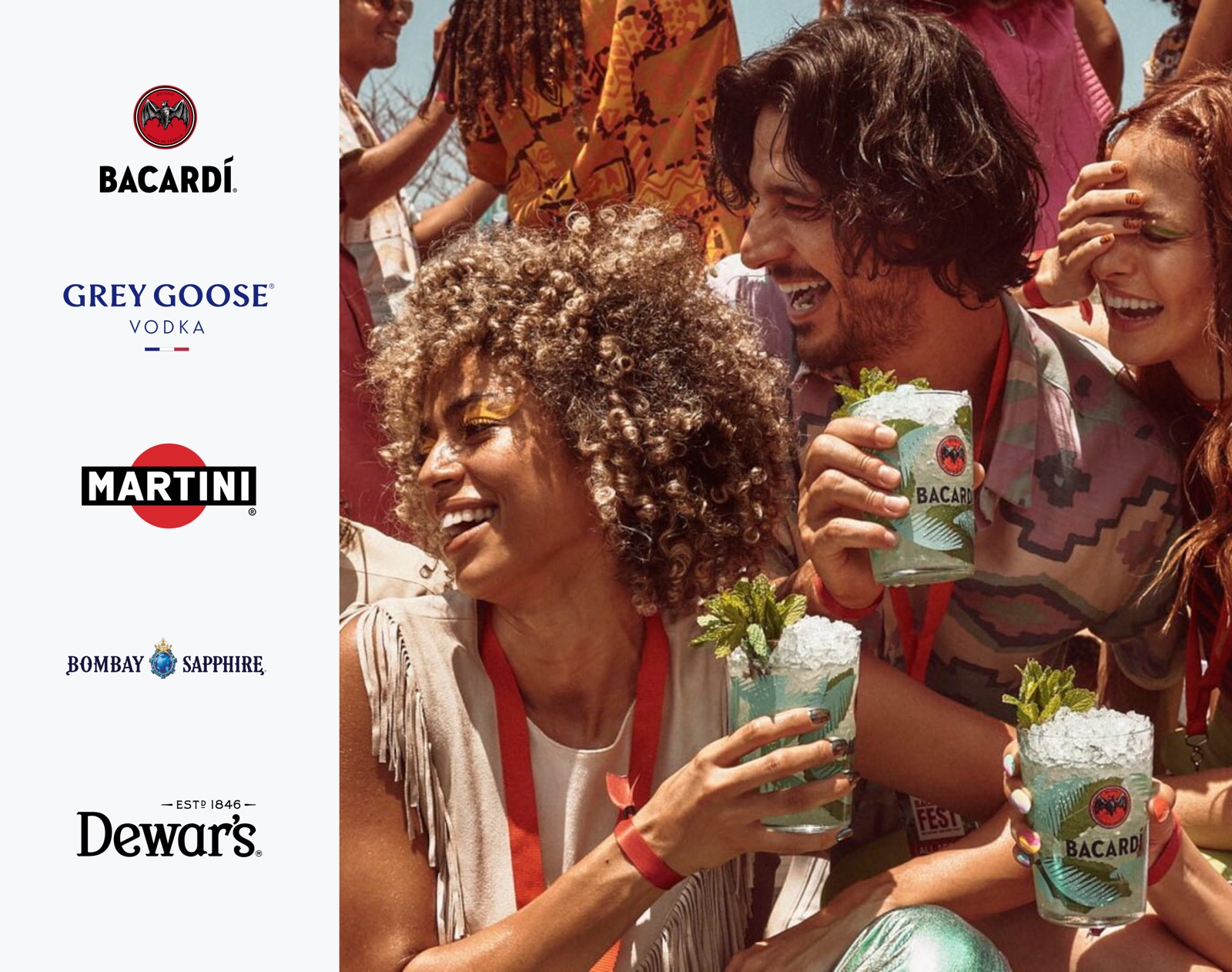 Logo's van Bacardí, Grey Goose, Martini, Bombay Sapphire en Dewar's naast een festivalfoto